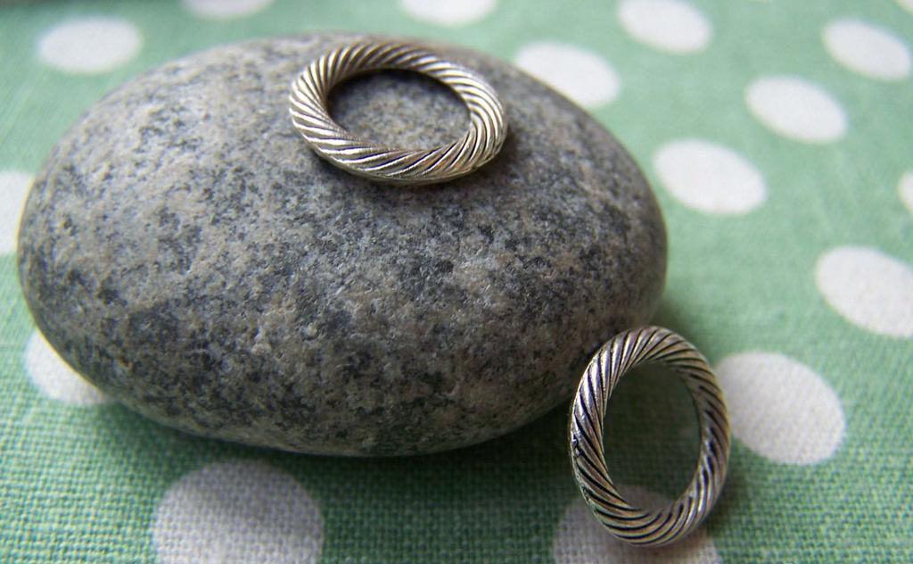Accessories - 20 Pcs Of Antique Silver Textured Coiled Ring Connectors 13mm A1131
