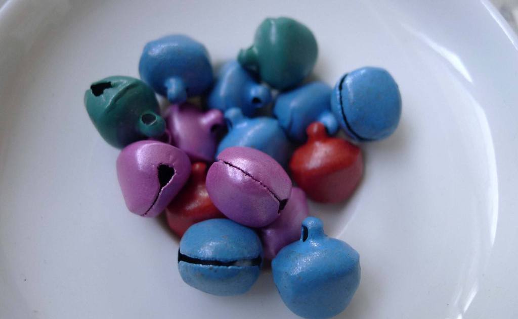 Accessories - 20 Pcs Of Metal Painted Bell Charms Mixed Color 12mm A7655
