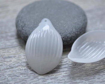 Accessories - 30 Pcs Of Acrylic White Flower Leaf Petal Charms 20x32mm A7760