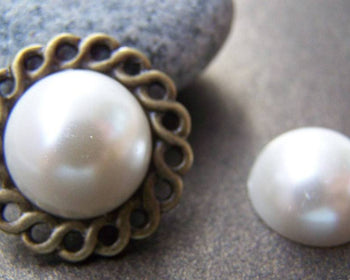 Accessories - 30 Pcs Of Resin Pearl White Round Cameo Cabochons 16mm  A3626