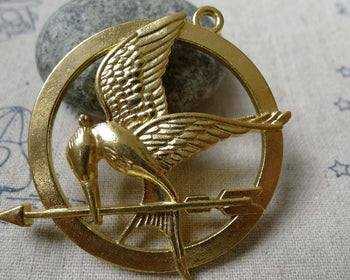 Accessories - 4 Pcs Of Gold Tone Bird Carrying Arrow Round Pendants 45mm  A5819