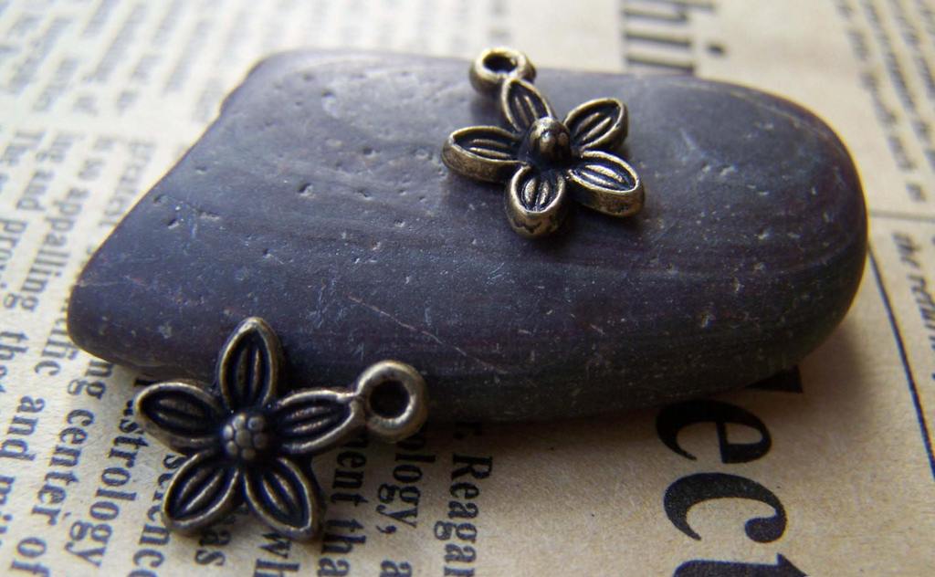 Accessories - 50 Pcs Of Antique Bronze 5-Leaf Flower Charms 10.5x14mm A430