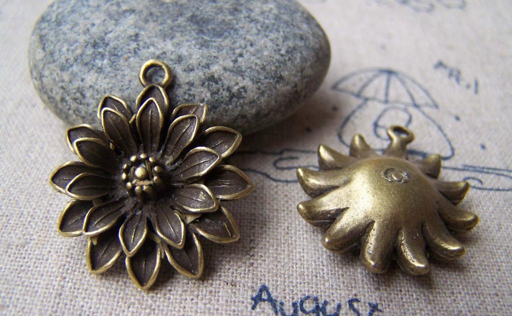 Accessories - 6 Pcs Of Antique Bronze Daisy Flower Charms 23mm A342