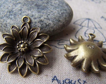 Accessories - 6 Pcs Of Antique Bronze Daisy Flower Charms 23mm A342