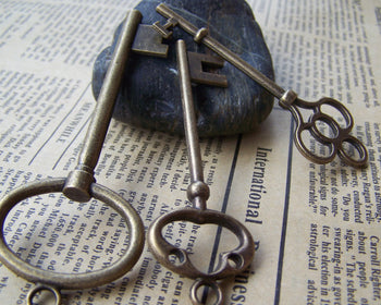 One Set of 3 Antique Bronze Vintage Skeleton Key Pendants Charms A8346