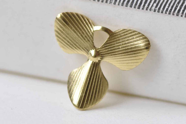 20 pcs Raw Brass Three Leaf Charms Stamping Embellishments A8972