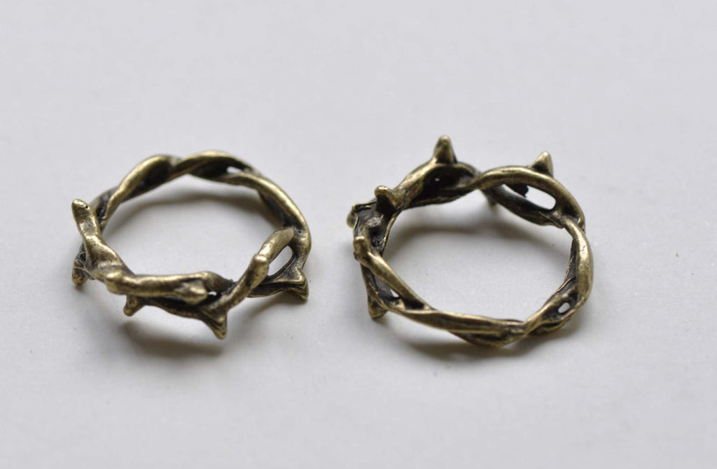 Antique Bronze Vine Leaf Ring Charms Round Pendants Set of 20 A8011